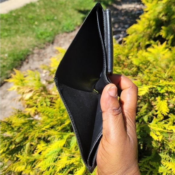 LOUIS Vuitton Black Epi Men Bifold Wallet - Picture 2 of 11